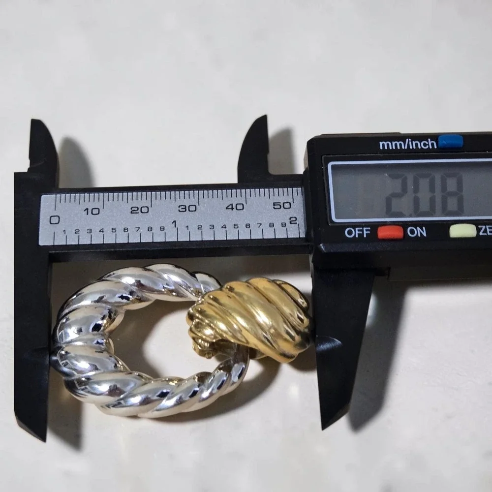 Vtg Ciner Two-Toned Twisted Rope Door Knocker Clip-On Earrings Runway Statement